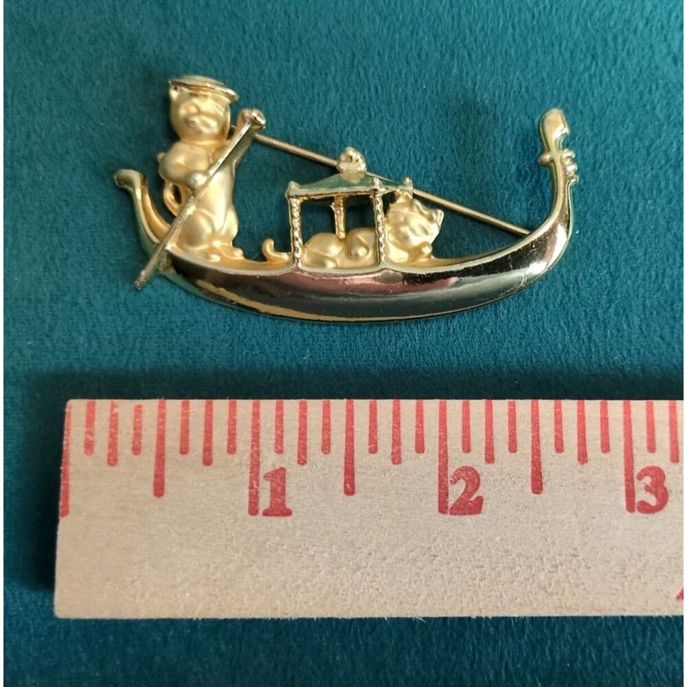 Vintage Cats on a Venetian Italian Gondola Brooch Pin Gold Tone Signed AJC - Picture 3 of 3